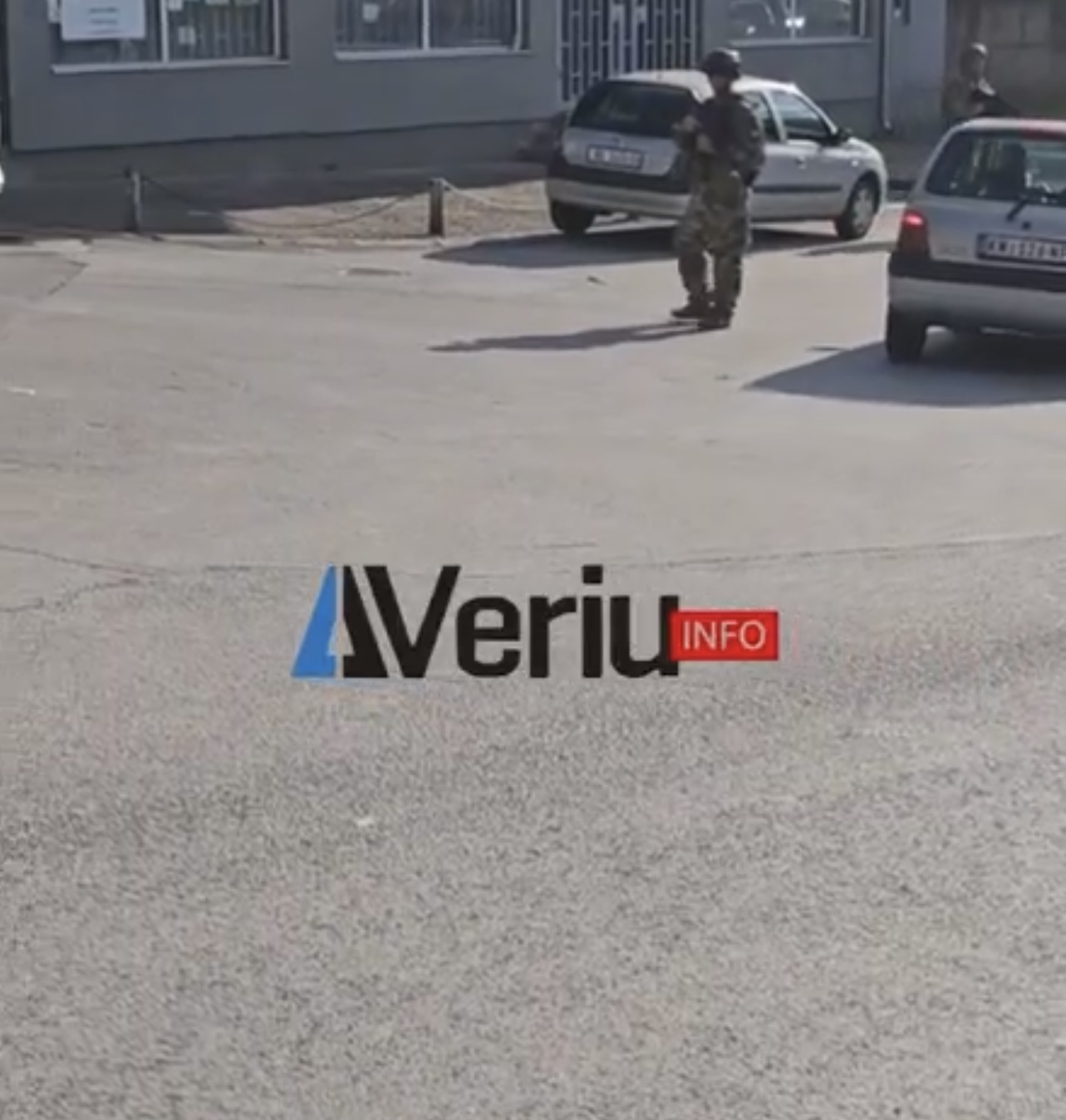 EKSKLUZIVE: KFOR bllokon rrugën kryesore në Zveçan, po kontrollon këmbësorët