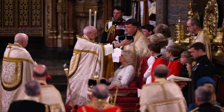 Pas Mbretit Charles III, kurorëzohet edhe bashkëshortja e tij Mbretëreshë Camilla