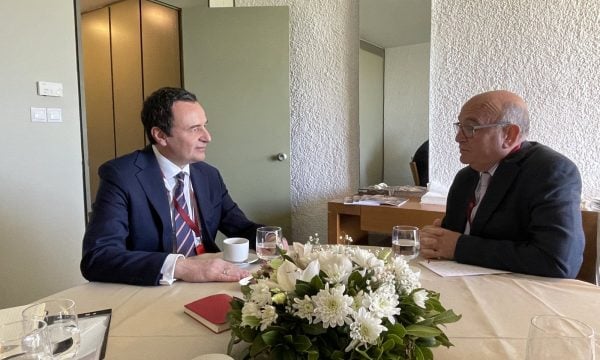 Kurti bisedon me Peach: Folëm për sulmet e egra ndaj Policisë, KFOR-it dhe gazetarëve