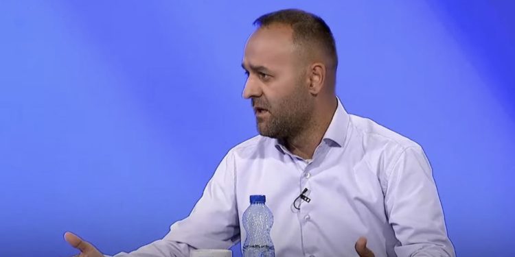 Azemi: Edhe më 2013 ka pasur betime jashtë zyrave komunale në veri, madje edhe pa flamuj