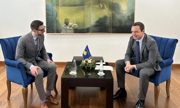 Djali i Geroge Soros në Kosovë, takon kryeministrin Kurti