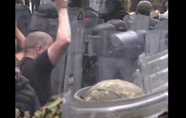 E tmerrshme: Momenti kur një serb sulmon me shufër KFOR-in në veri