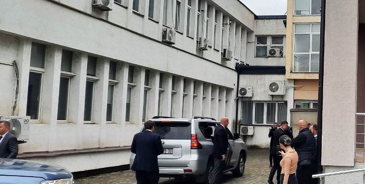 Lajçak i shkon në zyrë kryetarit Bedri Hamza