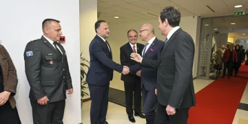 Albin Kurti e mban afër Martin Berishajn, ai si gjithmonë paraqitet duke qeshur