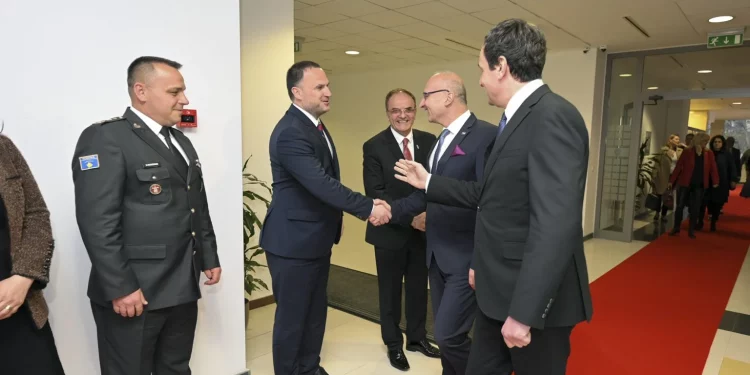 Albin Kurti e mban afër Martin Berishajn, ai si gjithmonë paraqitet duke qeshur