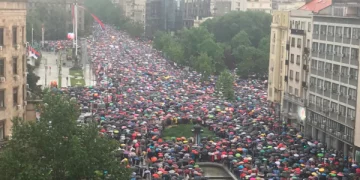 Protesta kundër dhunës dhe kërkesa për shkarkimin e Vuçiqit, mbushen rrugët e Beogradit