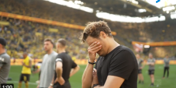 Video emocionuese, trajneri i Dortmundit qan si ‘fëmijë’