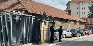 Betimi i kryetarit të ri të Mitrovicës së Veriut, po kontrollohet çdo person që po qëndron para komunës