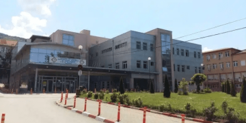 Humbi shikimin në njërin sy pas operimit të sinuseve, 48-vjeçari denoncon kirurgun e spitalit në Prizren