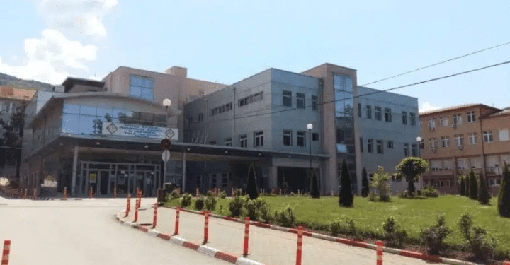 Humbi shikimin në njërin sy pas operimit të sinuseve, 48-vjeçari denoncon kirurgun e spitalit në Prizren