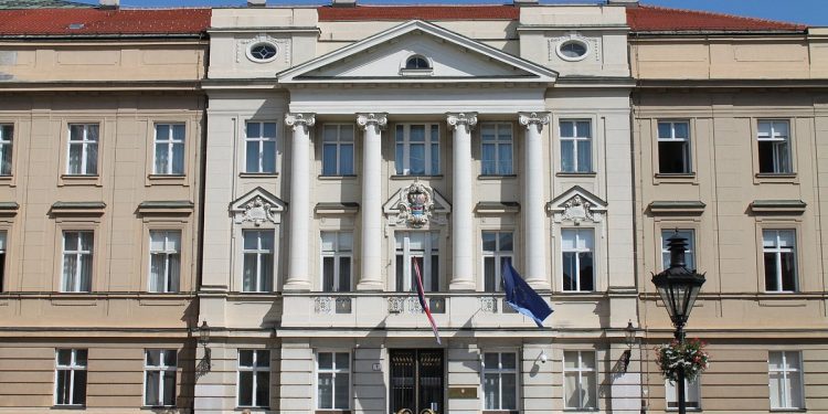 Kërcënohet kryeministri i këtij vendi, policia para objektit të Qeverisë