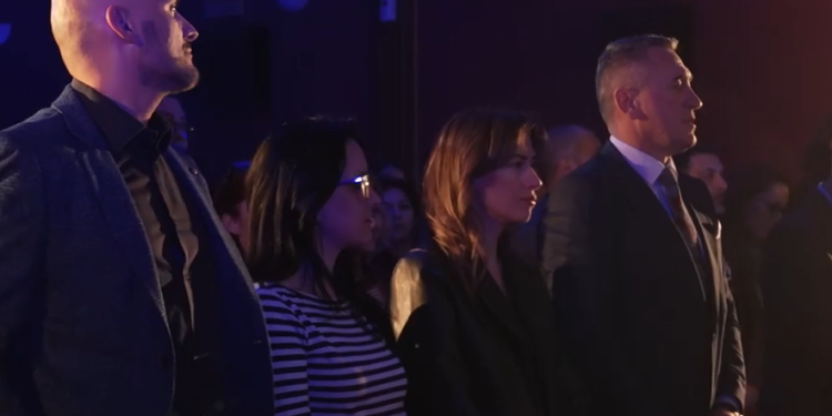 Ministrja Haxhiu përkrah Rashiqit, ndez qirinj për viktimat në Serbi