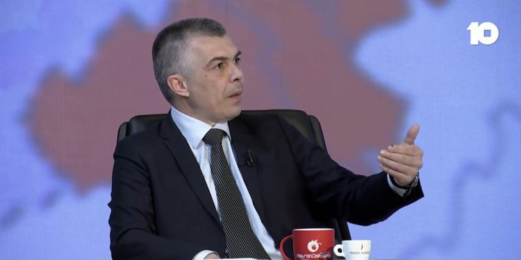 Jabllanoviq: Kurrë nuk i kam fyer nënat e Gjakovës – “idiotë dhe egërsira” i kam quajtur protestuesit e LVV-së