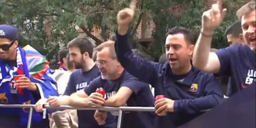 Xavi fillon të shpërndajë birra nga festa e Barcelonës