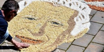 Artisti kosovar e krijon portretin e Mbretit Charles me grurë, oriz, fara e misër