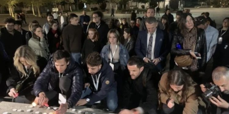 Në Prishtinë ndizen qirinj për të vrarët në shkollën në Beograd