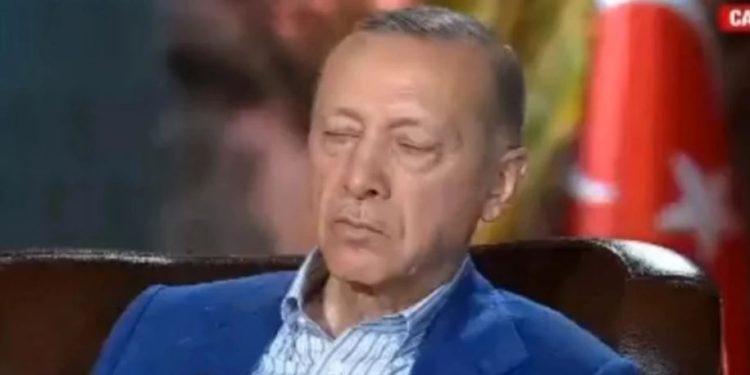Erdoganin e zë gjumi gjatë intervistës