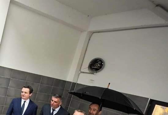 Sjellja e çuditshme e ministrit Liburn Aliu: Ia mban çadrën Rohdes edhe brenda