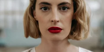 Producentja dhe aktorja kryesore e serialit “Rrushe” tregon pse janë vendosur titrat shqip-shqip