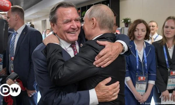 Kapet në Ambasadën ruse në Berlin, telashe pa fund për ish-kancelarin gjerman