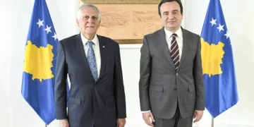 Fituesi i Nobel-it në Prishtinë, ndan përvojat profesionale me Kurtin