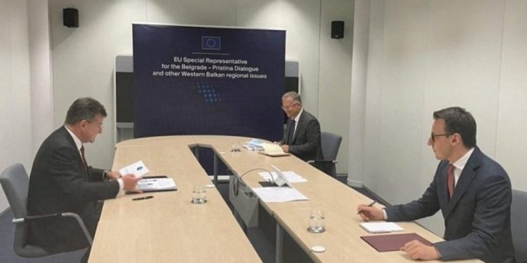Nisin takimet për Asociacionin në Bruksel, Lajçak takon Petkoviqin
