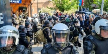 “Blindohet” në tërësi objekti i Komunës së Zveçanit, KFOR-i krijon kordon pas Policisë së Kosovës