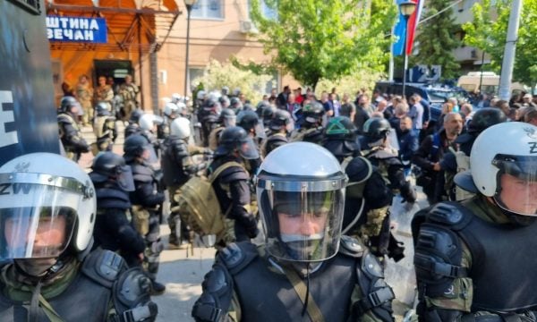 “Blindohet” në tërësi objekti i Komunës së Zveçanit, KFOR-i krijon kordon pas Policisë së Kosovës