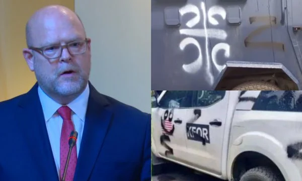 Ambasadori amerikan reagon ashpër për grafitet në automjetet e KFOR-it dhe Policisë