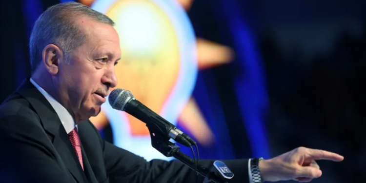 Erdogan në prag të ditës së zgjedhjeve rrit pagat për 45 përqind