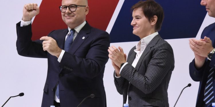 Vuçeviq “ia merr” partinë Vuçiqit
