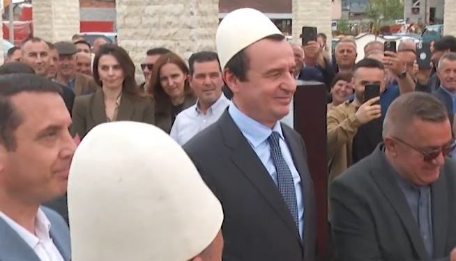 Kurti shfaqet me qeleshe në Korishë
