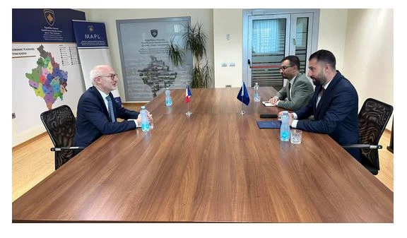 Ambasadori francez i shkon në zyre ministrit Krasniqi