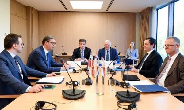 Kurti dhe Vuçiq miratojnë Deklaratën për të Zhdukurit