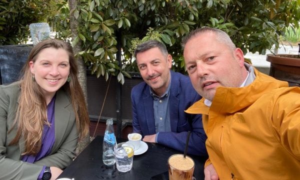 Liria e shprehjes, zyrtarët për media të Ambasadës Amerikane takohen me gazetarin Valon Syla