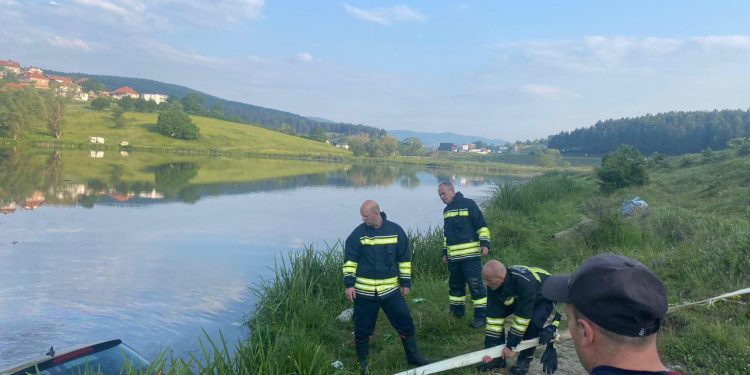 Aksident në rrugën Gjilan-Prishtinë: Shoferja doli jashtë rrugës, vetura u tërhoq nga zjarrfikësit
