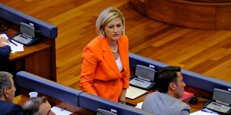 Mimoza Kusari i reagon BE-së në lidhje me shkarkimin e ekipit të Asociacionit