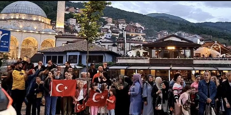 Me tupana, surle e sirena, festohet fitorja e Erdogan në Prizren (FOTO)