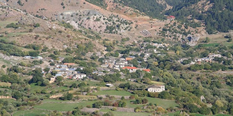 Në fshatin Grabovë në Gramsh nuk votohet sërish, shenjë proteste në mungesë të rrugës