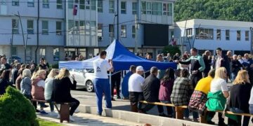 Serbët vendosin tenda para komunës së Zubin Potokut