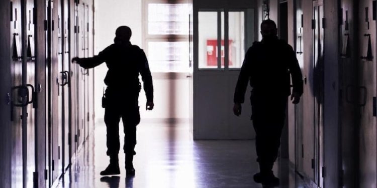 Pushohet nga puna zyrtari i Shërbimit Korrektues, po kontrabandonte gjëra brenda qendrës së paraburgimit në Gjilan