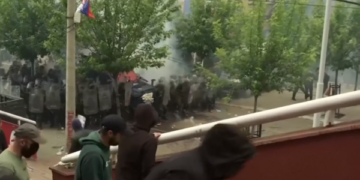 Pamje kur serbë të maskuar gjuajnë me molotov KFOR’in, digjet edhe një veturë e Policisë