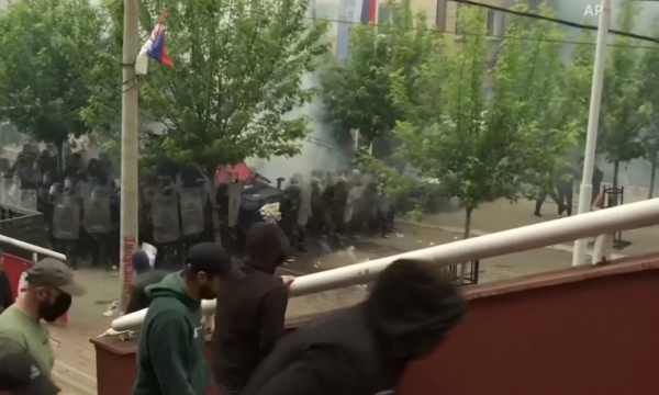 Pamje kur serbë të maskuar gjuajnë me molotov KFOR’in, digjet edhe një veturë e Policisë