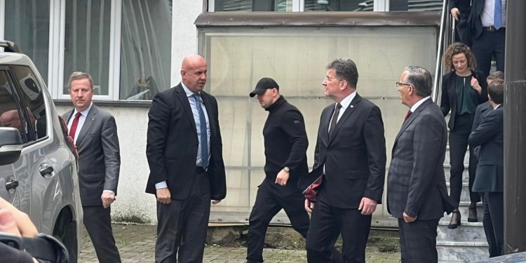 Përfundon takimi mes Lajçakut e Hamzës