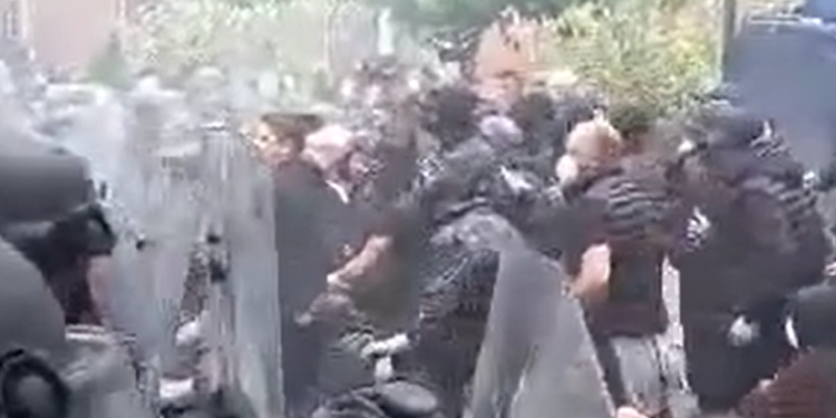 “Shpërthen” situata në Zveçan, përplasje mes KFOR-it dhe protestuesve