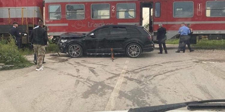 Katër persona të lënduar në aksidenti mes trenit dhe veturës në Fushë Kosovë