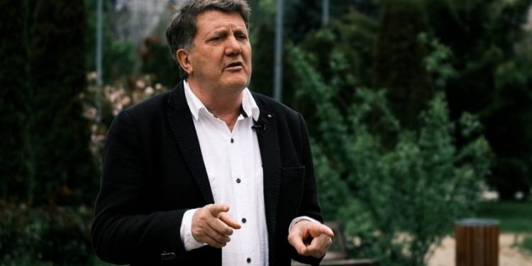 Rrëfimi mes lotësh i Milaim Zekës për nënën: E dogjën të gjallë në shtëpi, para se të vritej fshehu fotografitë e mia në mal