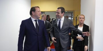 Varhelyi: BE-ja i ofron Kosovës mbështetje për zbatimin e marrëveshjes për Asociacionin