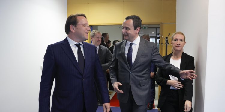 Varhelyi: BE-ja i ofron Kosovës mbështetje për zbatimin e marrëveshjes për Asociacionin