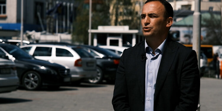 Zhvillimet në Veri / Deputeti i VV-së: Bandat serbë po tentojnë t`i marrin komunat me dhunë